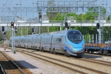 Pendolino stacji Grodzisk Mazowiecki, w tle pociąg towarowy