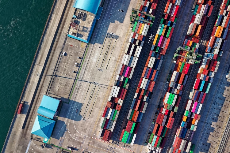 Dlaczego warto korzystać z kontenerów transportowych?