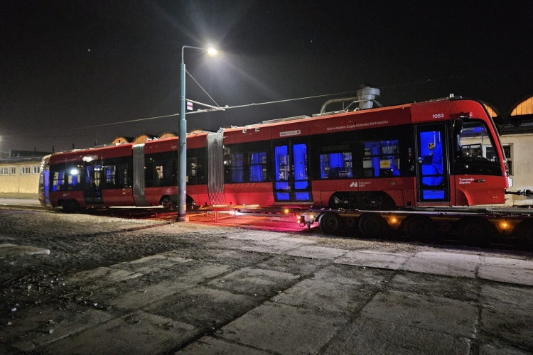 Pierwsza PESA dla Tramwaj&oacute;w Śląskich dotarła do Katowic