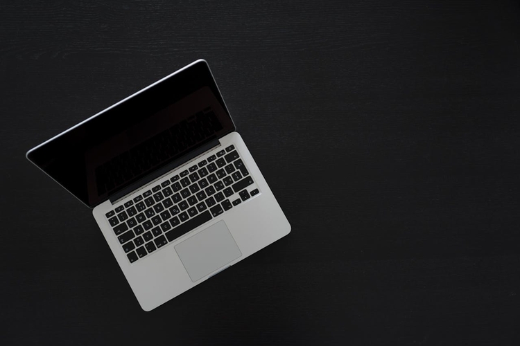 Jak wybrać laptop do pracy mobilnej? Praktyczny przewodnik