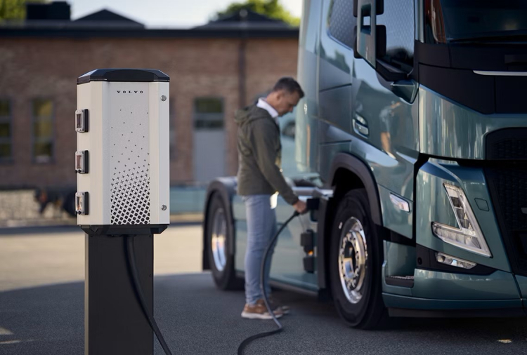 Nowa usługa ładowania elektrycznych pojazdów ciężarowych od Volvo