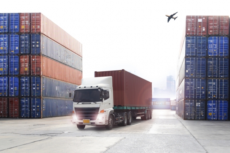 Sektor transportu i logistyki stabilizuje się, ale firmy nadal ostrożne wobec inwestycji