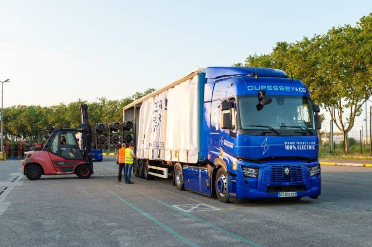 Renault Trucks intensyfikuje działania na rzecz dekarbonizacji własnych przepływów logistycznych