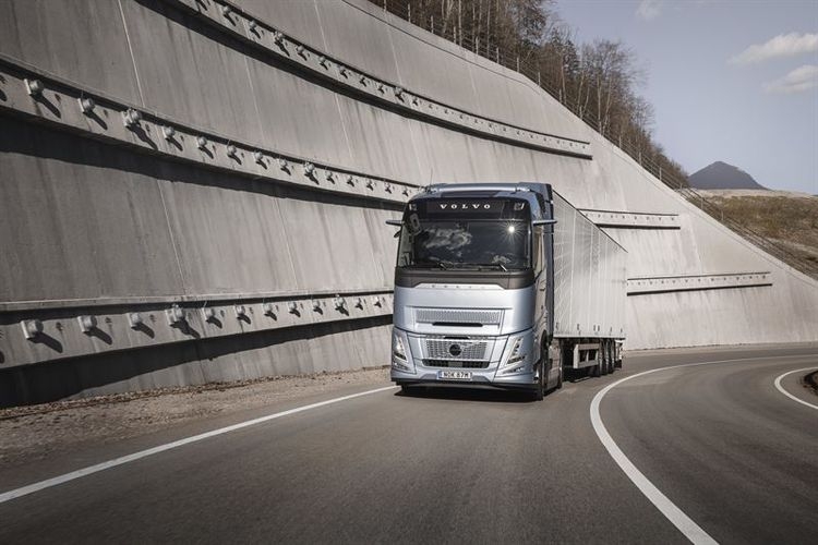 Volvo Trucks launches stop/start engine technology - a world first in the heavy-duty truck industry
