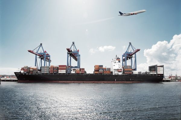 Samolotem i statkiem, niezależnie od rozmiaru