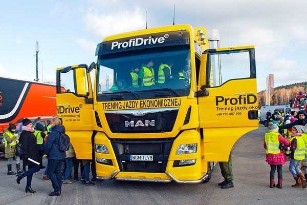 Bezpieczna szkoła przy drodze po raz kolejny z MAN