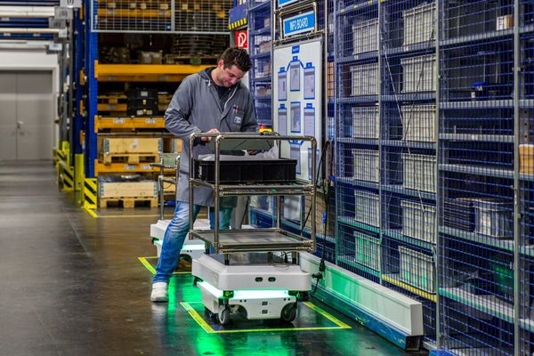 Roboty mobilne automatyzują transport wewnętrzny
