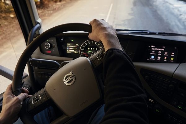 Nowe systemy Volvo Trucks wspomagające pracę kierowcy