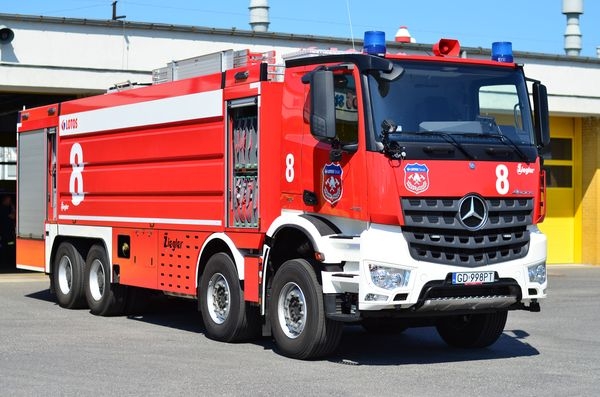 Nowy mercedes dla LOTOS Straż