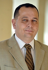 Puste regały i bezpieczeństwo w magazynie