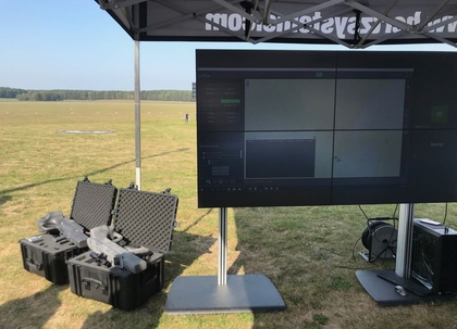 Jastrząb kontra obce drony