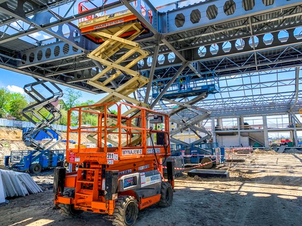 Urządzenia transportu bliskiego - logistyczne możliwości samojezdnych podnośników koszowych i podestów ruchomych