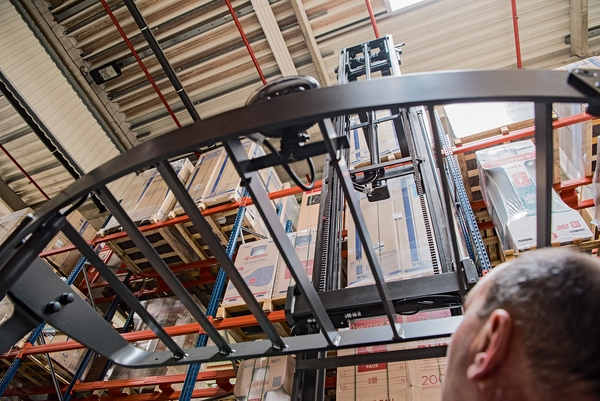 Co potrafi wózek wysokiego podnoszenia? Sprawdź!