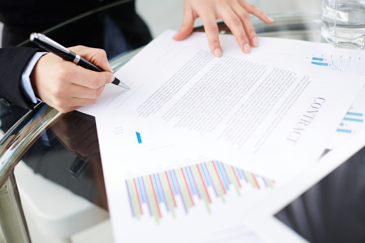 Czym jest kara umowna i jak ją prawidłowo stosować?