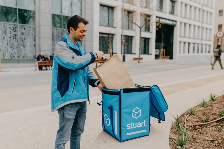 Stuart dociera z szybkimi dostawami na południe Polski