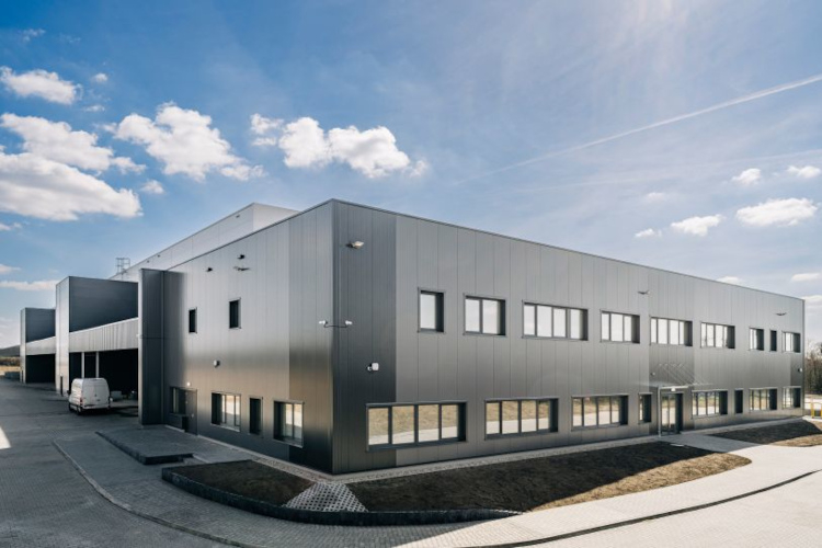 Panattoni dostarczyło 10 000 m kw. zaplecza magazynowego dla fabryki Solaris w Bolechowie