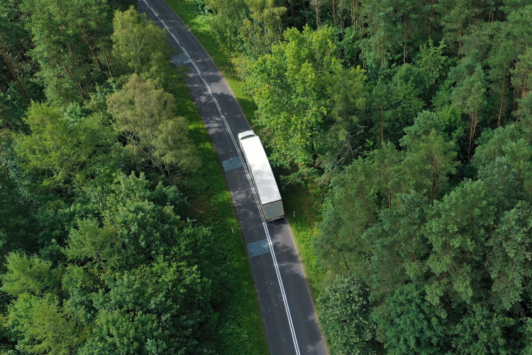Zakończenie sprzedaży zanieczyszczających ciężarówek do 2035 roku warunkiem poprowadzenia transportu ciężarowego w Polsce ku zerowej emisji dwutlenku węgla