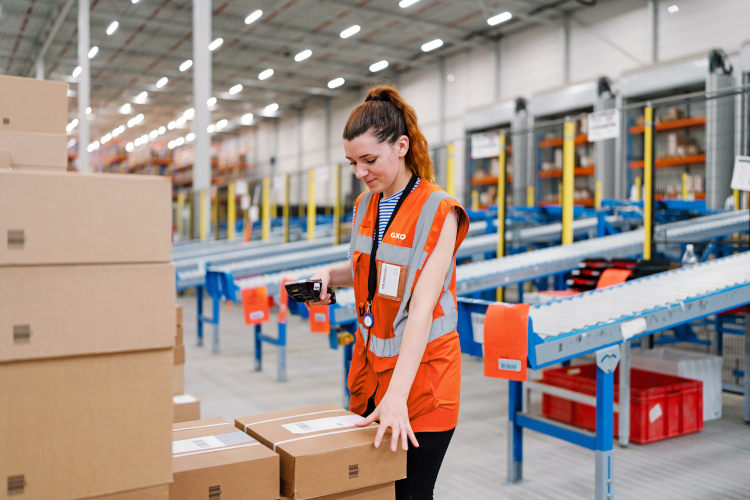 GXO wspiera OMNES poprzez działania w recyklingu i osiągnięciu 100% terminowości