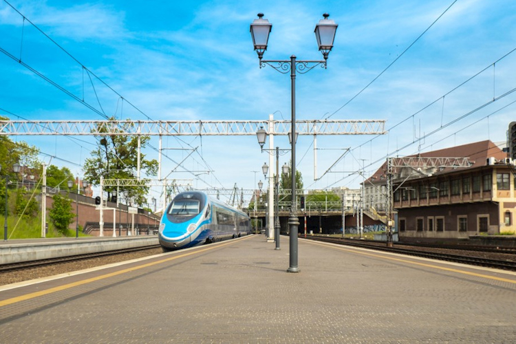 ABB pomoże w przyłączeniu farmy fotowoltaicznej do największego trakcyjnego magazynu energii w Europie