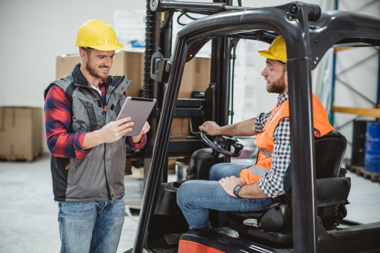 Jak wygląda kurs na wózki widłowe