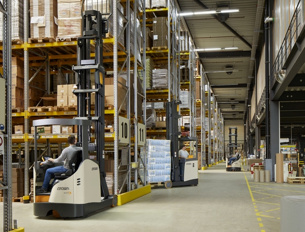 wozkiwysokiegoskladowaniapracujacewmagazynie