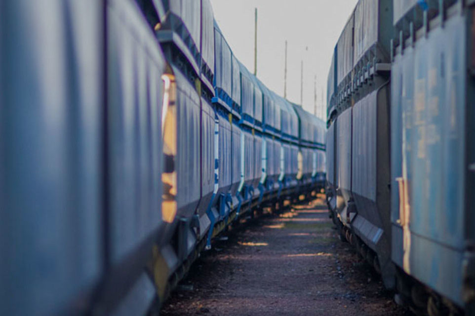 PKP CARGO z nowatorskim rozwiązaniem – naczepy na platformach kolejowych