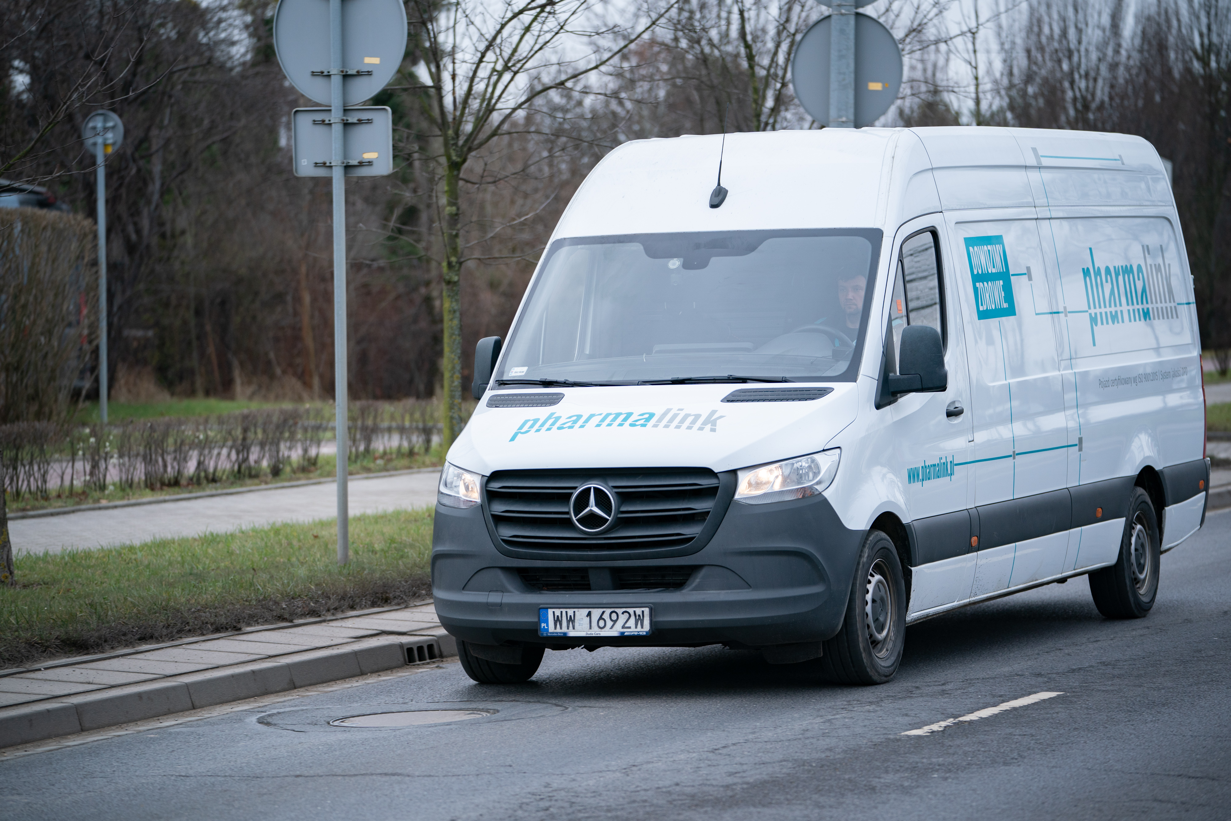 Ryzyka i korzyści dostarczania leków i jedzenie przez jednego kuriera