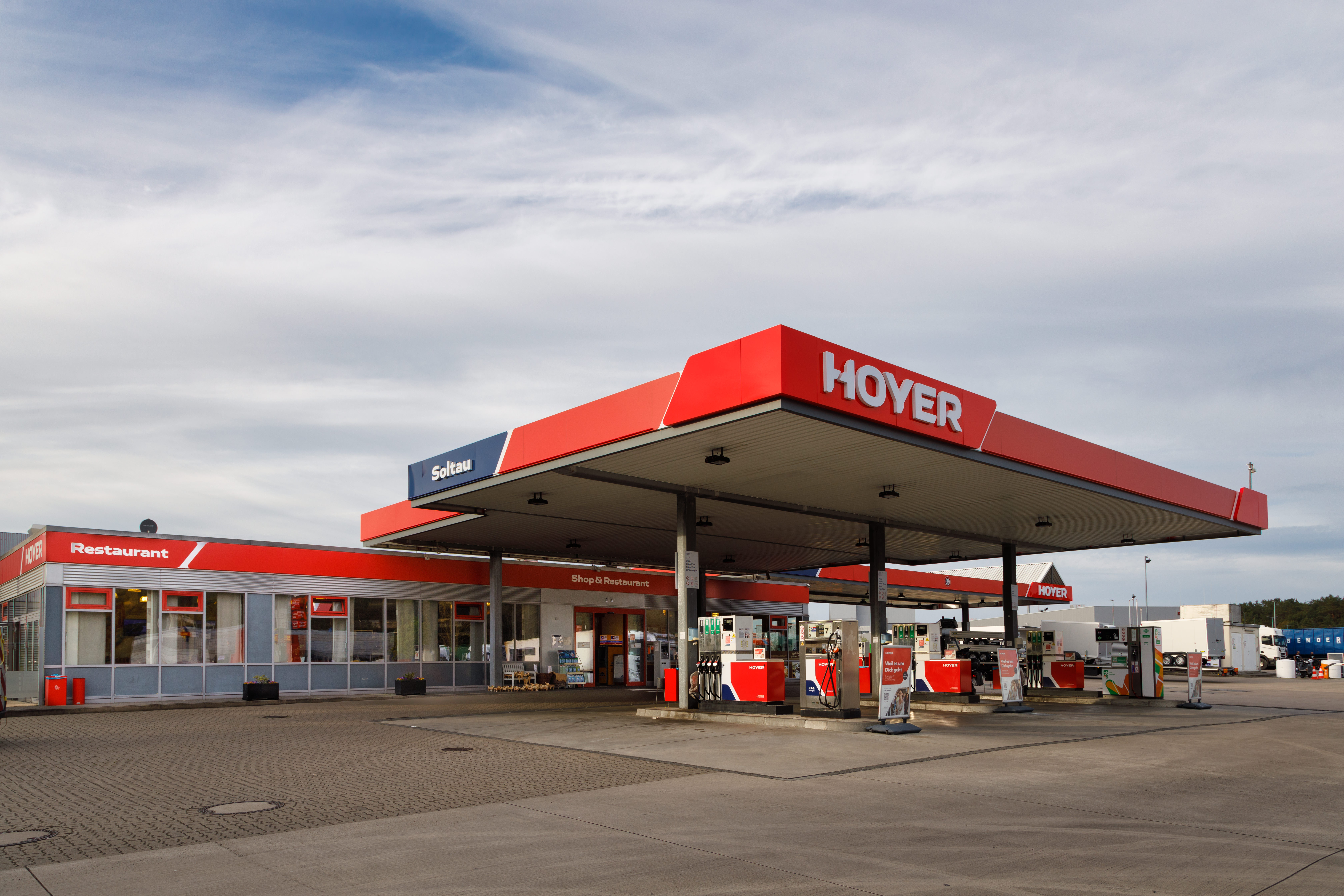 Ponad 200 stacji paliw Hoyer w sieci akceptacji E100 Mobility