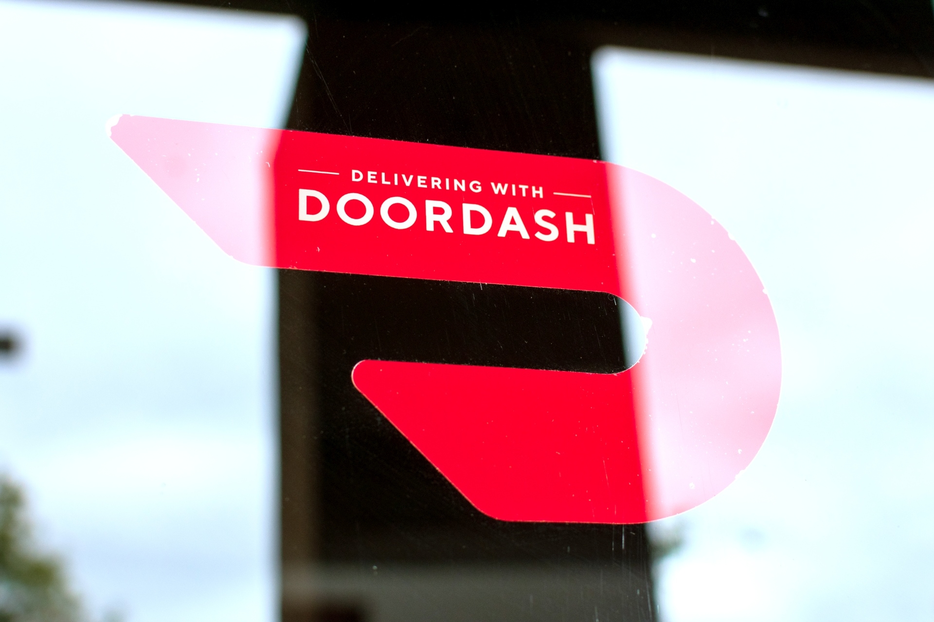 DoorDash przejmuje brytyjską firmę dostarczającą jedzenie Deliveroo