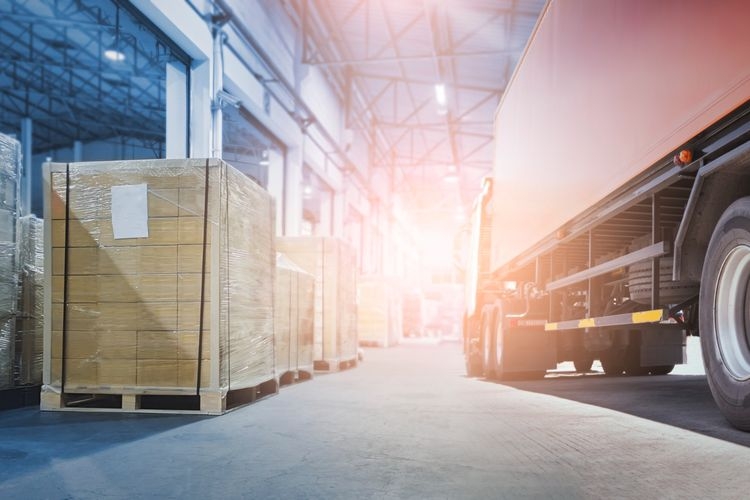 Jak odpowiednio zabezpieczyć towar na palecie?