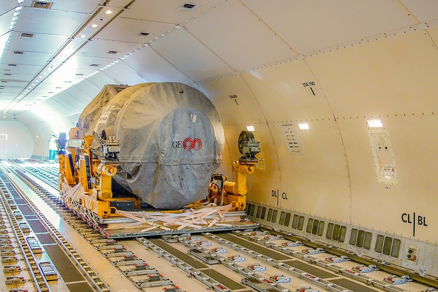 Emirates SkyCargo ze specjalistyczną usługą transportu silników lotniczych