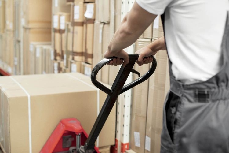Wózki paletowe - dlaczego każdy magazyn powinien je mieć?
