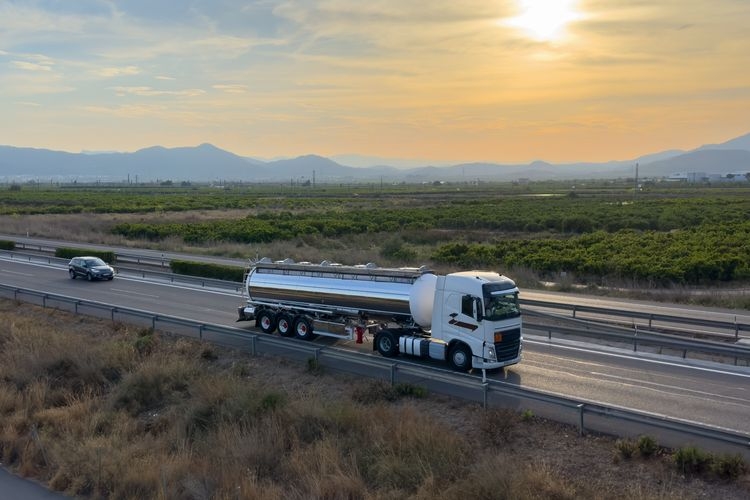 Wynajem cysterny do transportu płynów – praktyczny przewodnik dla firm