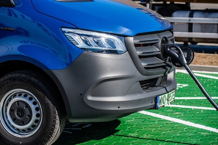 DACHSER elektryfikuje logistykę w Warszawie. Ruszył program zeroemisyjnych dostaw