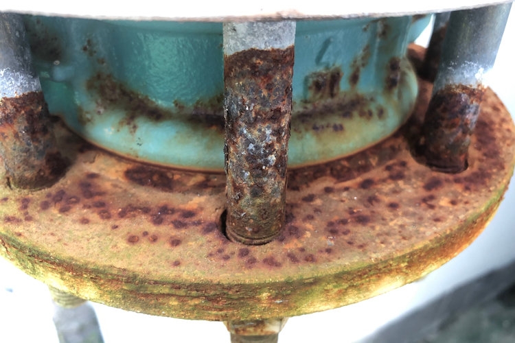 Pakowanie maszyn do transportu morskiego - jak zabezpieczyć sprzęt przed wilgocią i solą?