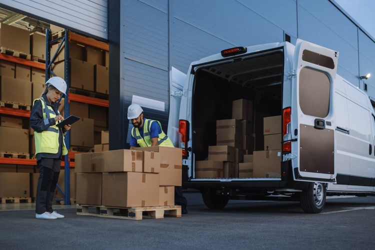 Paleta zamiast chaosu: jak przygotować dostawy do nowego biura, żeby nie płacić za błędy