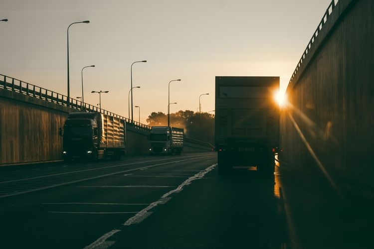 Transport do Francji: Jak zaplanować bezpieczny i terminowy przewóz towarów?