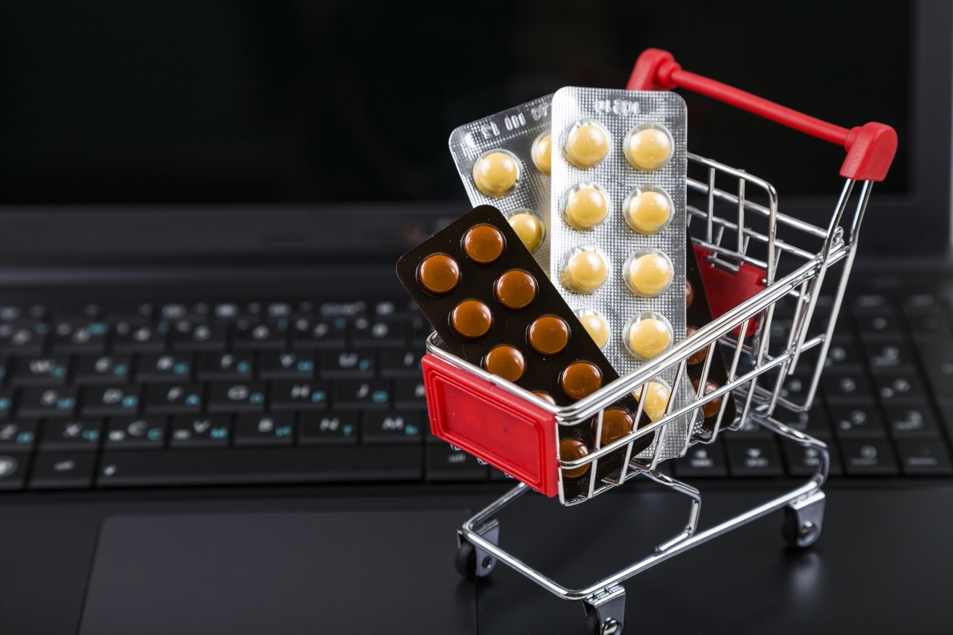 Technologia i logistka dostaw może pomóc ograniczyć handel podrabianymi lekami