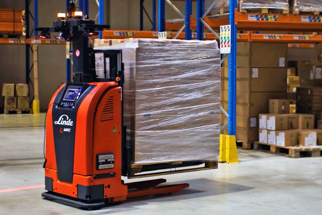 GXO testuje nowy autonomiczny pojazd do operacji magazynowych oparty na sztucznej inteligencji