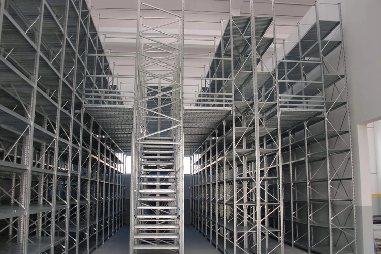 Jak zwiększyć pojemność magazynu bez rozbudowy hali: regały, układ alejek i antresole