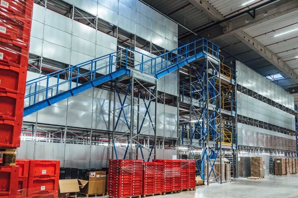 Więcej niż dodatkowe metry, czyli jak zaplanować  wdrożenie antresoli w magazynie?