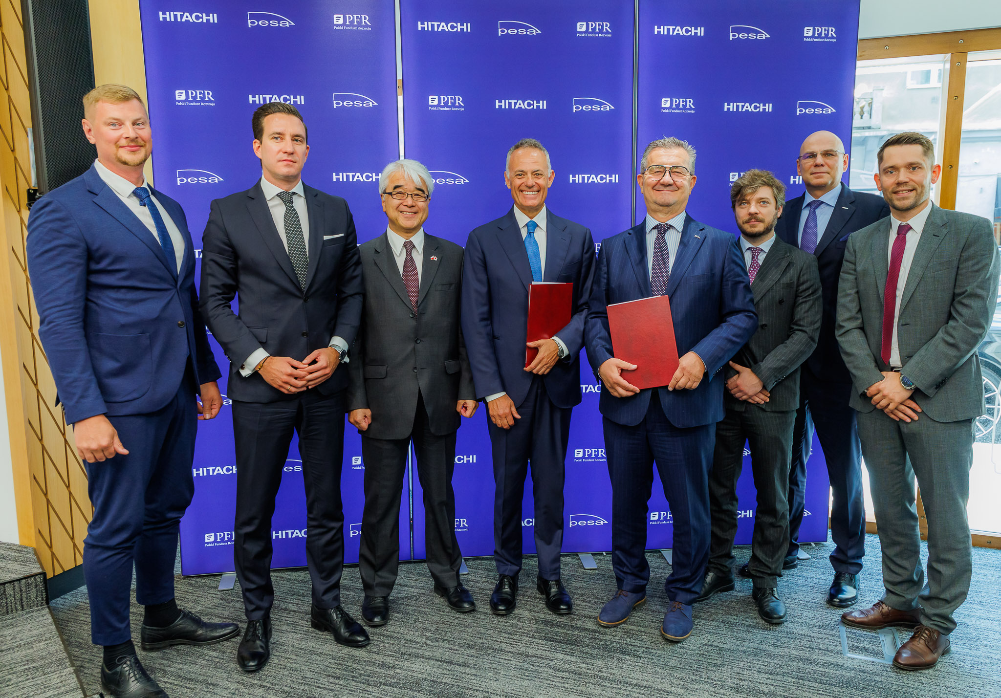 Hitachi i PESA nawiązują strategiczną współpracę dla rozwoju polskiego rynku kolejowego