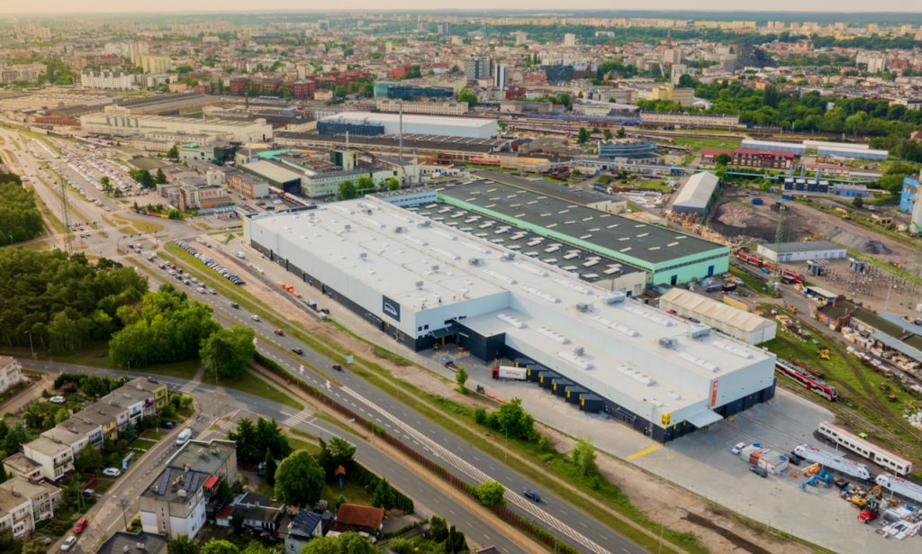 Hitachi i PESA nawiązują strategiczną współpracę dla rozwoju polskiego rynku kolejowego