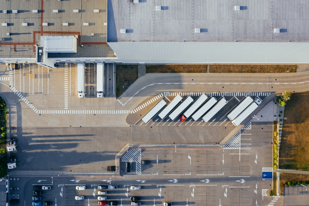 Czym się kierować przy wyborze firmy transportowej? Kluczowe kryteria wyboru
