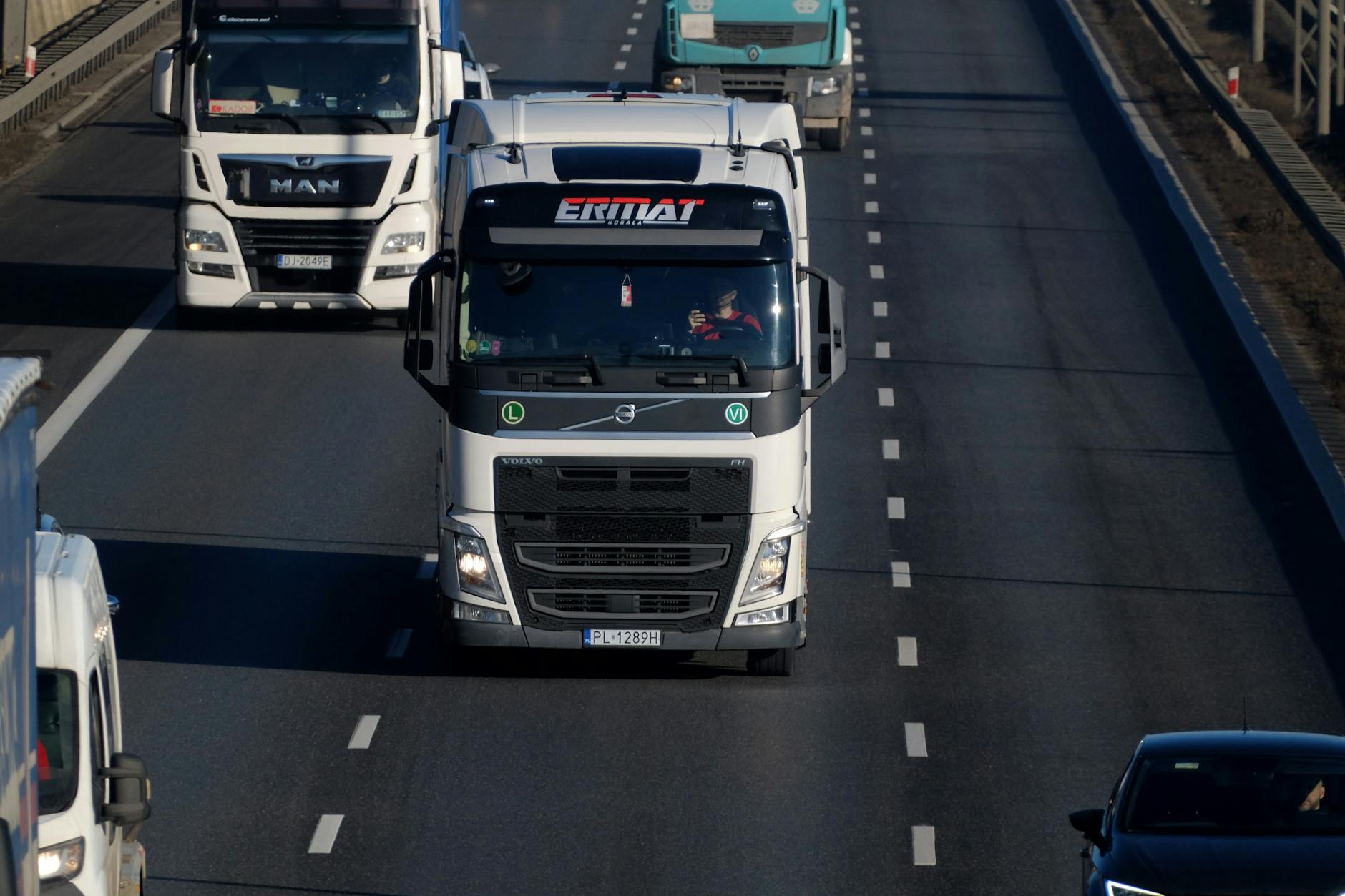 Czym się kierować przy wyborze firmy transportowej? Kluczowe kryteria wyboru