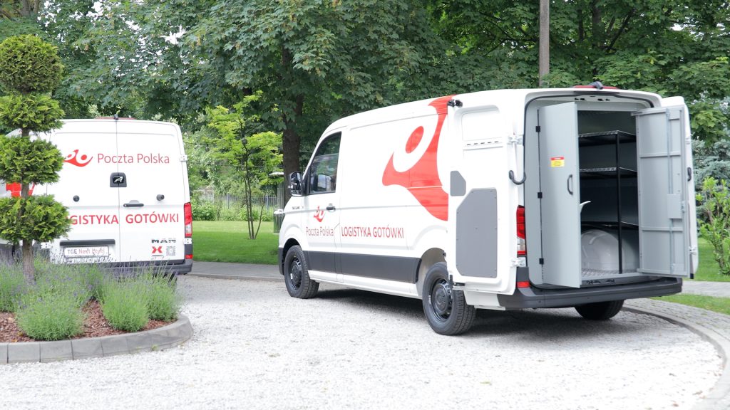 Poczta Polska wzmacnia logistykę gotówki z 230 nowymi bankowozami
