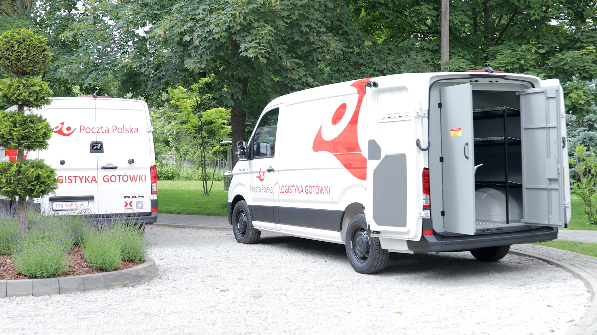 Poczta Polska wzmacnia logistykę gotówki z 230 nowymi bankowozami