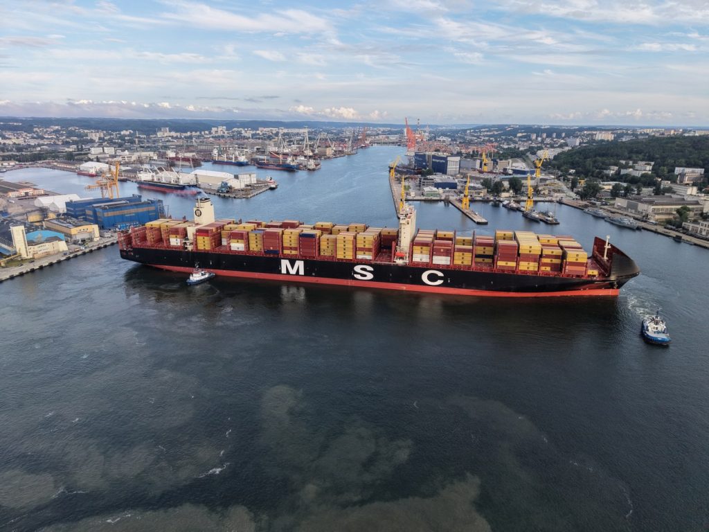 Port Gdynia po raz pierwszy przyjął kontenerowiec o długości blisko 400 metrów
