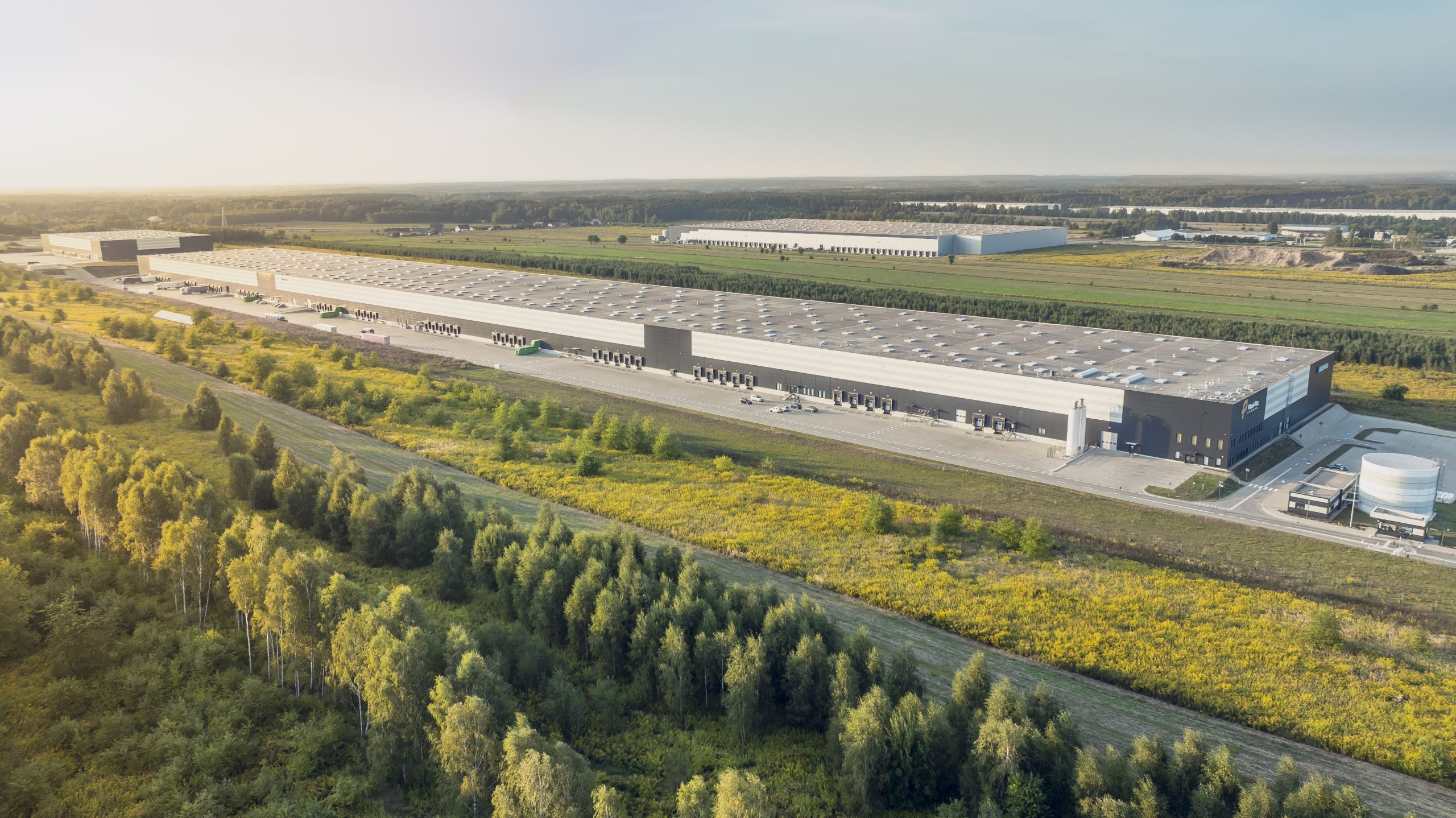 DHL eCommerce rozwija działalność w parkach Hillwood w Zgierzu i Tychach