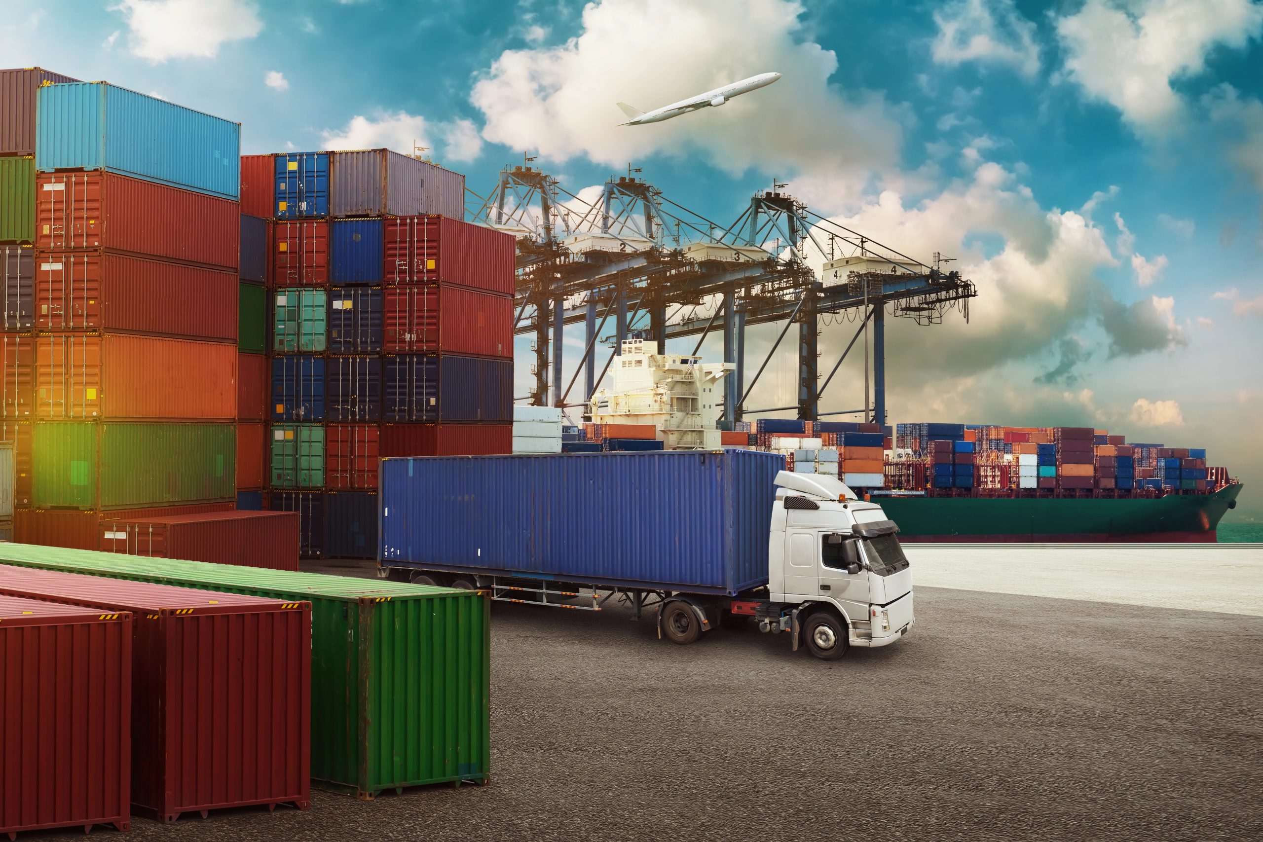 Rhenus i shipzero nawiązują strategiczne partnerstwo w transporcie lotniczym, morskim i drogowym